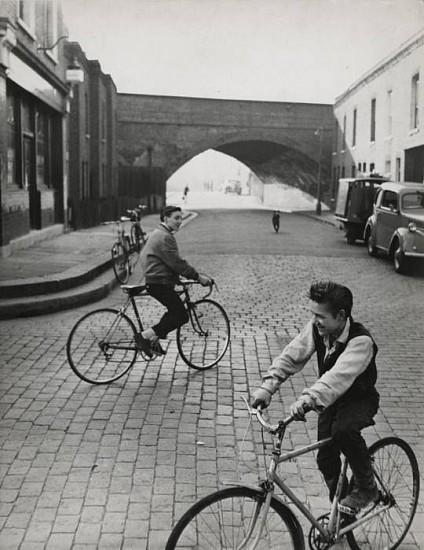 Roger Mayne, Battersea
1957, Vintage gelatin silver print
